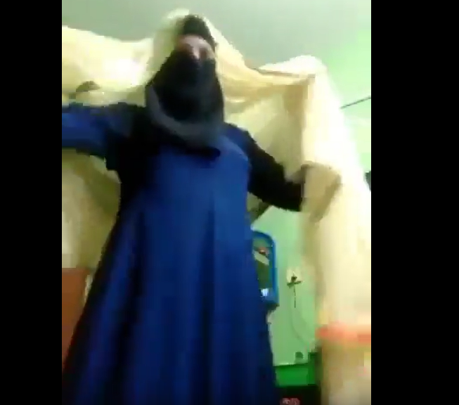 Sexy hijabi bhabi showing